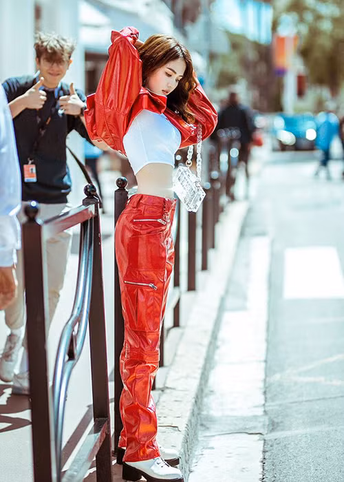 Sự xuất hiện của Ngọc Trinh tại Cannes không nhận được sự đồng tình từ dân mạng trong nước lẫn quốc tế.