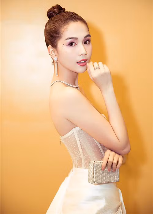 Người đẹp gốc Trà Vinh vẫn không ngại mặc táo bạo sau làn sóng chỉ trích. Ảnh: Vietnamnet