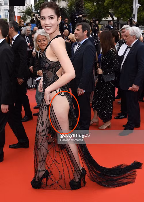 Không chỉ bị chê mặc hở hang, phản cảm, Ngọc Trinh còn bị soi làn da nhăn nheo ở phần đùi, lưng, cánh tay qua những bức ảnh chưa photoshop.