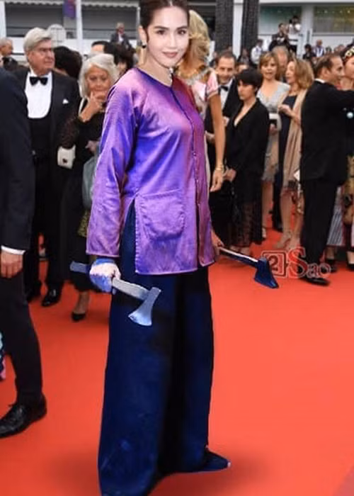 Đối với Ngọc Trinh, cô cảm thấy trang phục hợp và có hiệu ứng thảm đỏ cao là được dù biết trang phục bị khen chê trái chiều. Ảnh: Saotar