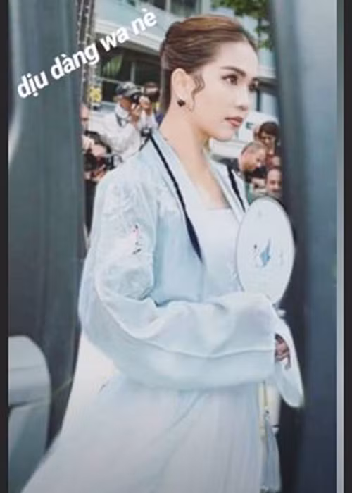 Cư dân mạng chỉnh sửa Ngọc Trinh mặc thiếu vải thành kín đáo.