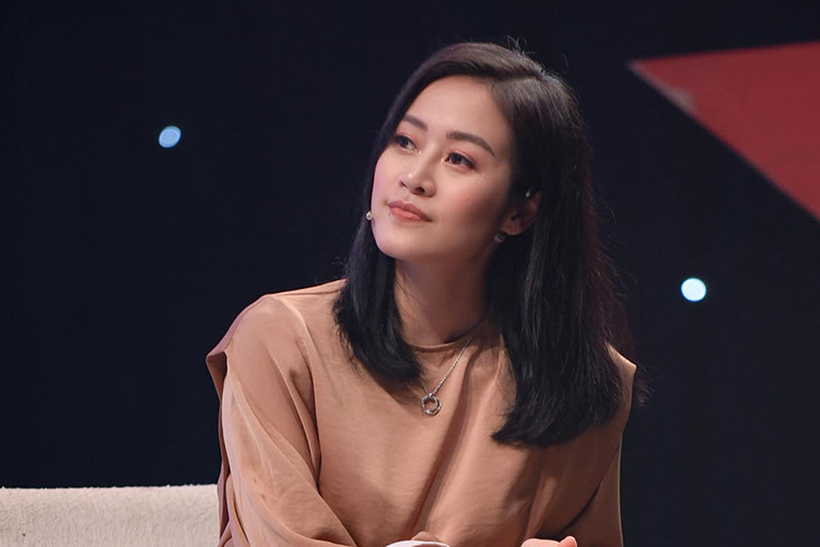 "Mình tin những suy nghĩ đúng, những tiếp cận văn minh sẽ không làm ảnh hưởng gì đến tuổi thơ trong sáng của các em, thậm chí các em ý thức rõ ràng hơn trong việc bảo vệ bản thân và chia sẻ với bố mẹ một cách gần gũi hơn, rồi còn nói cho bạn bè ở lớp cùng nhận thức nữa", Thùy Linh chia sẻ.