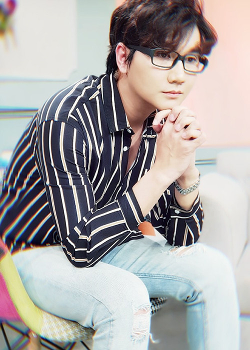 Giữa ồn ào về bộ ảnh, MC Công Tố đã lên tiếng. Theo Saostar, Công Tố phân trần ban đầu ê-kíp đã tính chọn việc chụp ảnh giấu mặt những diễn viên đóng vai nạn nhân nhưng sau đó nhận thấy cách thức này có thể khiến mọi người hiểu lầm các người mẫu nhí là nạn nhân thật. Vì vậy, nhóm chụp ảnh rõ mặt người mẫu nhí và công bố các em là người mẫu. Công Tố còn khẳng định các mẫu nhí rất hiểu công việc mình làm.