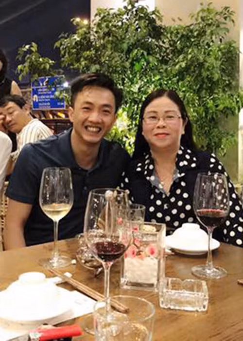 Mẹ ruột của Đàm Thu Trang thường xuyên tương tác với con rể tương lai trên mạng xã hội.