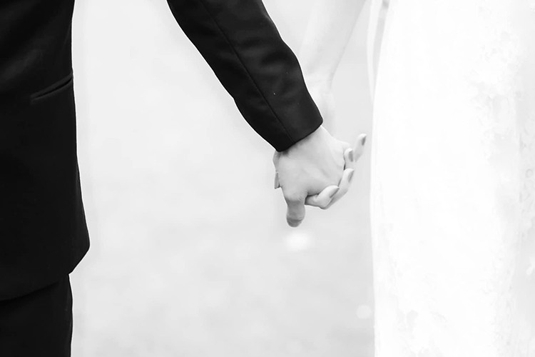 Gần đây, đôi uyên ương gây chú ý khi khoe bức ảnh cưới hiếm hoi.