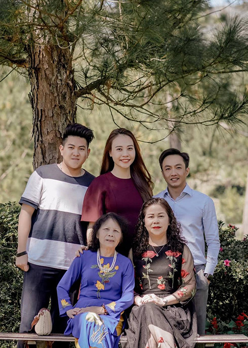 Khi Cường Đô la và Đàm Thu Trang đưa bé Subeo đi đua xe, mẹ của Đàm Thu Trang từng dặn dò: “Cho Subeo đi phải cẩn thận chút con ạ".