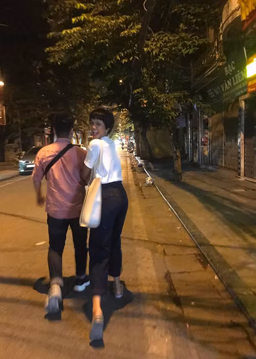 Ro nghi van H'hen Nie khoe anh ben ban trai hon 3 tuoi