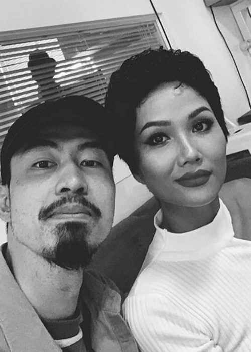 Gần đây, H'hen Niê vướng tin đồn tình cảm với rapper Đen Vâu khi cả hai tương tác nhiều trên mạng xã hội.