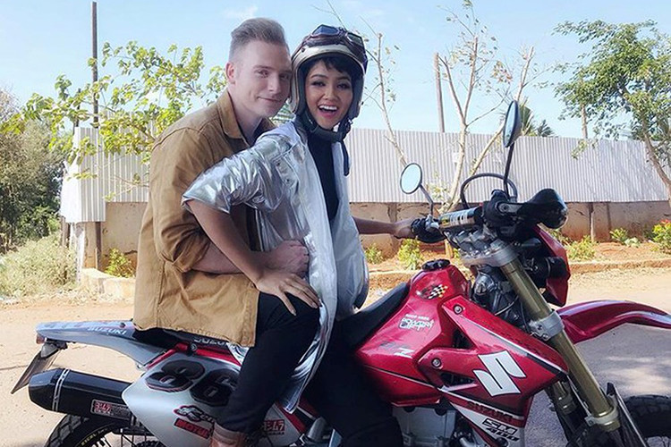 Sự thân thiết giữa nàng hoa hậu dân tộc Ê-đê và nam ca sĩ ngoại quốc gây chú ý.