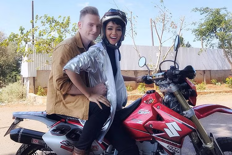 Sự thân thiết giữa nàng hoa hậu dân tộc Ê-đê và nam ca sĩ ngoại quốc gây chú ý.