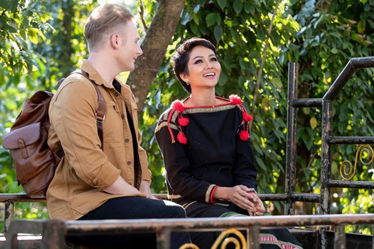 H'hen Niê bị nhiều fan gán ghép với Kyo York. Ảnh: Plo