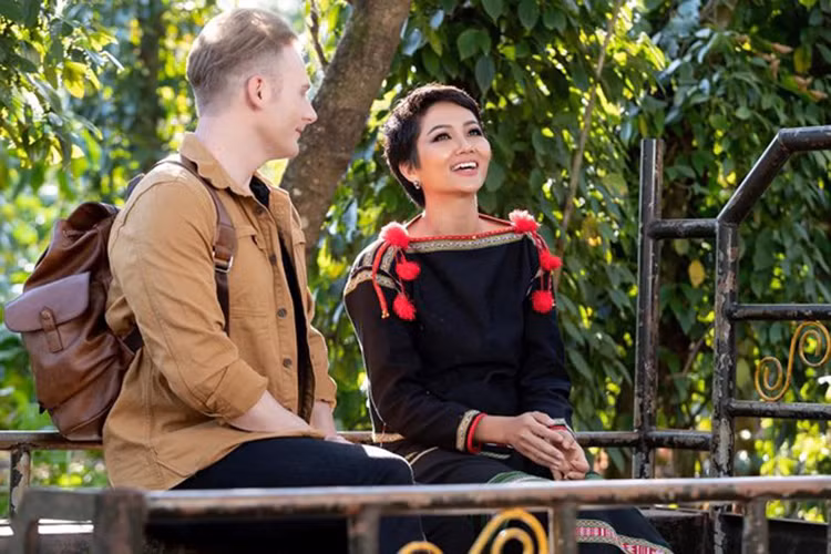 H'hen Niê bị nhiều fan gán ghép với Kyo York. Ảnh: Plo