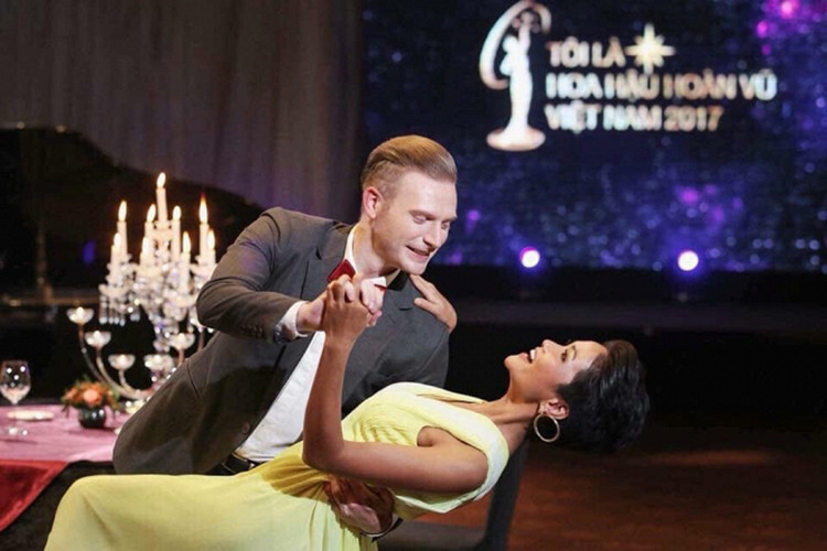 Từng rộ tin đồn giữa H'hen Niê và ca sĩ Kyo York. Tuy nhiên, mối quan hệ của cả hai chỉ dừng lại mức đồng nghiệp thân thiết.