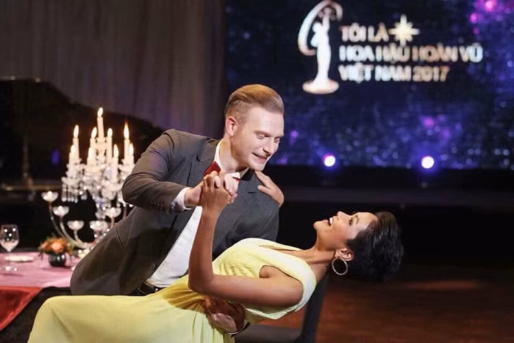 Từng rộ tin đồn giữa H'hen Niê và ca sĩ Kyo York. Tuy nhiên, mối quan hệ của cả hai chỉ dừng lại mức đồng nghiệp thân thiết.