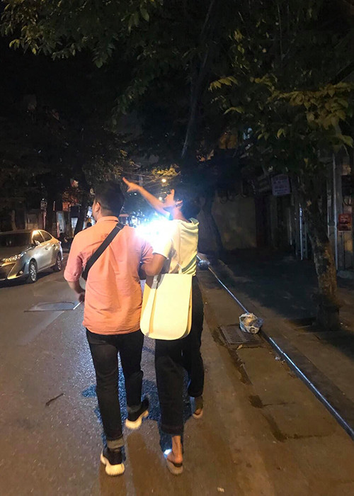 Một số cư dân mạng đặt nghi vấn người đẹp dân tộc Ê-đê khoe ảnh bên bạn trai.