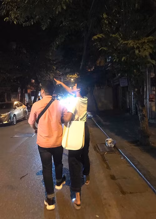 Một số cư dân mạng đặt nghi vấn người đẹp dân tộc Ê-đê khoe ảnh bên bạn trai.