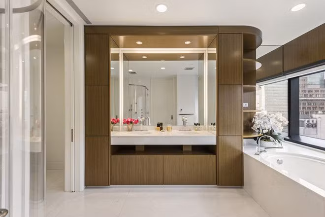 Cư dân ở đây có thể sử dụng các tiện ích của tòa nhà như bãi đậu xe ngầm hay bể bơi có độ sâu gần 23 m. Trong ảnh là phòng tắm của căn hộ. Ảnh: Nest Seekers International.