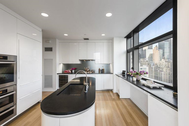 Căn hộ đang được cho thuê với cái giá khủng khiếp này rộng đến 279 m2 có tầm nhìn thoáng đãng ra bờ sông cùng 3 phòng ngủ, 3 phòng tắm, phòng ăn và nhà bếp tiện nghi, được trang bị đầy đủ. Ảnh: Nest Seekers International.