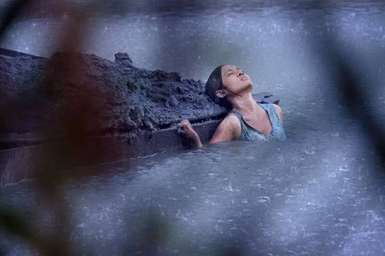 Khi chưa tròn 18 tuổi, Thanh Trúc đóng cảnh nóng táo bạo trong bộ phim điện ảnh đầu tay "Cha, con và...". Ảnh: Vietnamnet