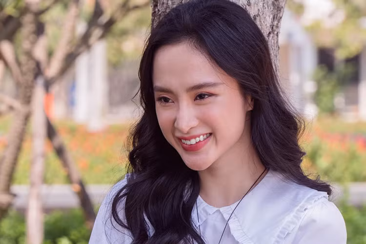 Về cảnh nóng, nữ diễn viên chia sẻ: "Tôi mong khán giả thấy được sự mộc mạc, chân thật, quyến rũ tôi đã thể hiện ở nhân vật Hương..."