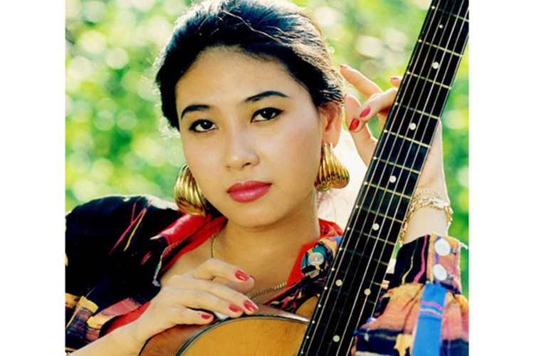 Khi mới 16 tuổi, Hà Kiều Anh dám trút bỏ xiêm y vì nghệ thuật trong một số cảnh quay của phim “Người tình mộng mơ”. Ảnh: FBNV