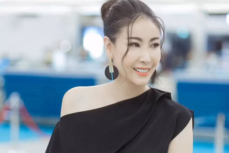 Được biết, trong cảnh quay nhạy cảm, Hà Kiều Anh có màn che chắn và ê-kíp chỉ có quay phim, đạo diễn và diễn viên Lê Tuấn Anh. Ảnh: Khám phá