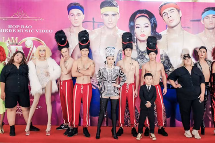 Dàn diễn viên trong MV "I am diva" của Thu Minh gồm nghệ sĩ drag queen (nghệ sĩ hóa trang thành nữ giới để biểu diễn) cũng có mặt. Ảnh: Vietnamnet