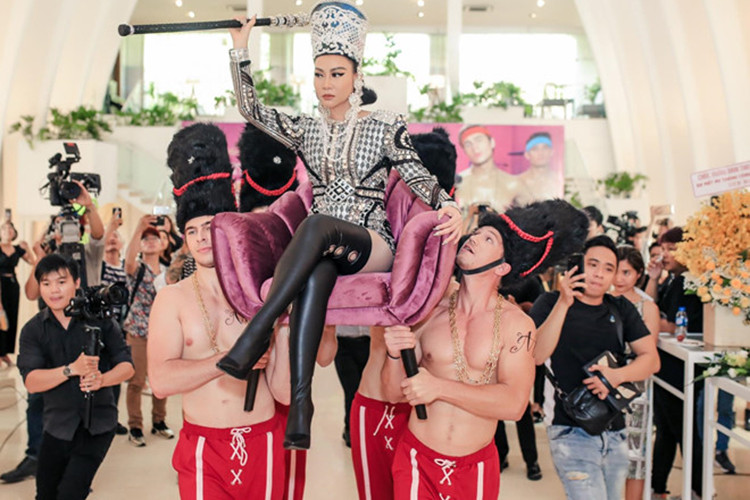 Thu Minh ngồi kiệu và được dàn trai Tây 6 múi khiêng tới sự kiện. Ảnh: Zing