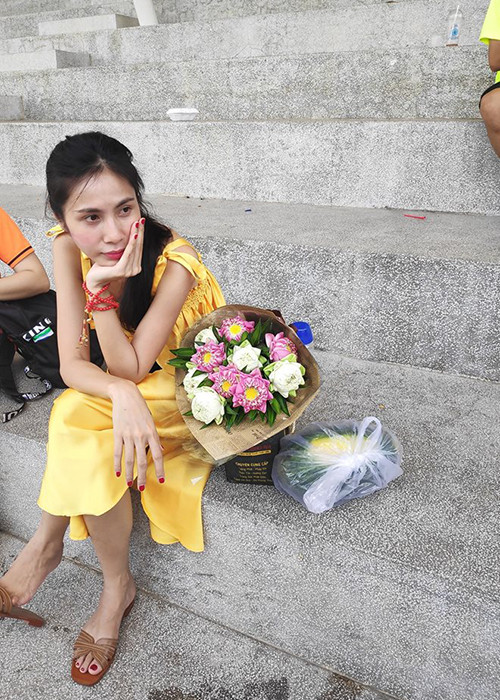 Bà xã của Công Vinh sở hữu cánh tay nhỏ xíu, gầy guộc. Ảnh: Vietnamnet