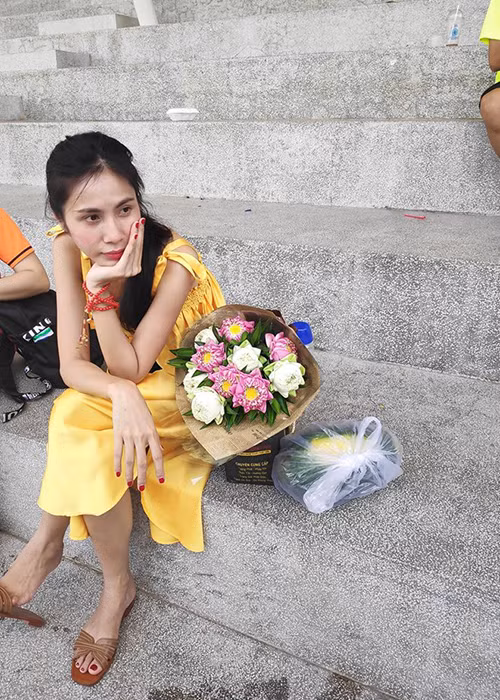 Bà xã của Công Vinh sở hữu cánh tay nhỏ xíu, gầy guộc. Ảnh: Vietnamnet