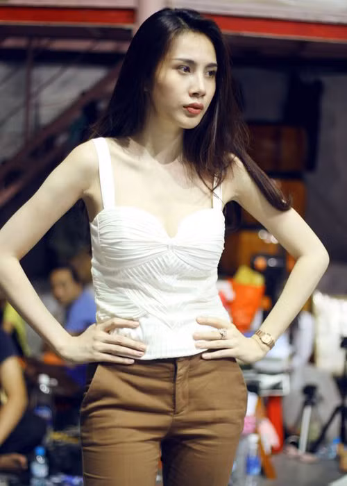 Khi diện áo hai dây hay cúp ngực, Thủy Tiên bị lộ khuyết điểm ở cánh tay. Ảnh: Uteen