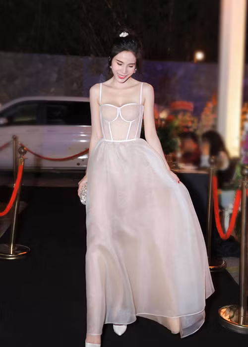 Vùng bả vai và xương quai xanh của Thủy Tiên lộ rõ sự xương xẩu. Ảnh: FBNV