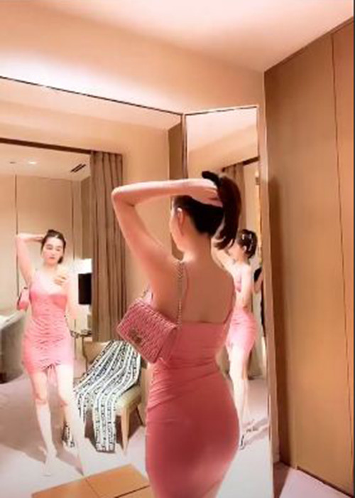 Mới đây, rộ thông tin bộ váy của Ngọc Trinh diện tại Cannes lọt top trang phục đẹp tại liên hoan phim này.