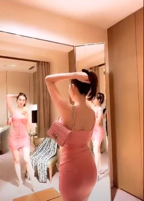 Mới đây, rộ thông tin bộ váy của Ngọc Trinh diện tại Cannes lọt top trang phục đẹp tại liên hoan phim này.