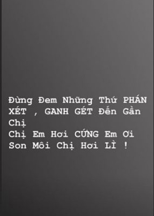 Mới đây, Ngọc Trinh đã lên tiếng đáp trả antifan: "Đừng đem những thứ phán xét, ganh ghét đến gần chị. Chị em hơi cứng em ơi, son môi chị hơi lì".