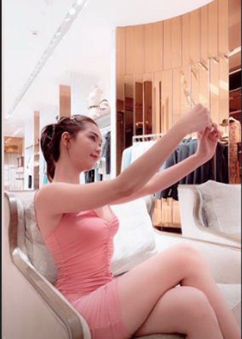 Ngoài những bình luận ném đá Ngọc Trinh mặc hở hang trên thảm đỏ Cannes, một bộ phận cư dân mạng vẫn đứng về phía Ngọc Trinh.