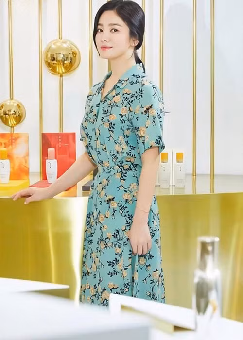 Bà xã của Song Joong Ki diện mẫu váy xanh họa tiết hoa lá, cột tóc. Ảnh: Naver