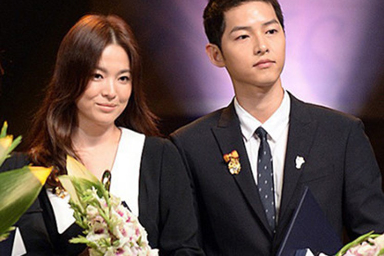 Nàng ngọc nữ lộ rõ những nếp nhăn nên dù hơn Song Joong Ki có 3 tuổi, nhưng trông cô già dặn hơn hẳn anh tại một sự kiện năm 2016.