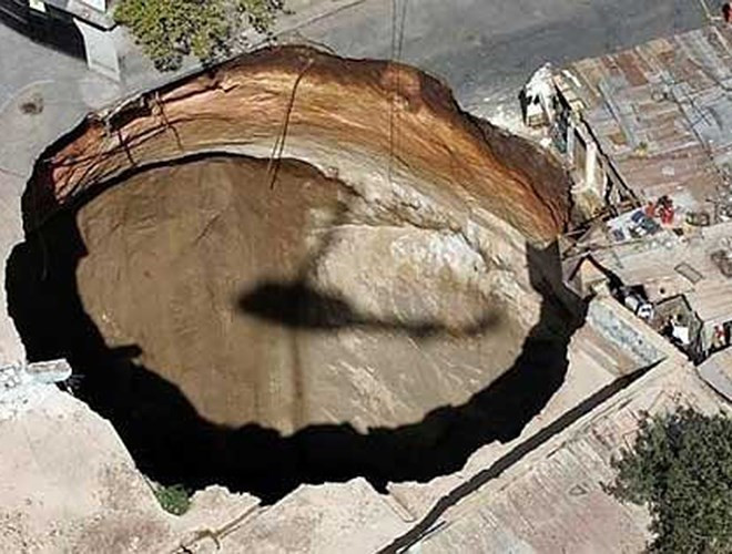 Ảnh chụp từ trên cao cho thấy một hố sâu sau sự cố sập hệ thống xử lý nước thải tại khu phố San Antonio, phía bắc thành phố Guatemala vào 2007. Sự cố làm 3 người thiệt mạng, 12 ngôi nhà đã bị nuốt chửng vào miệng hố này.