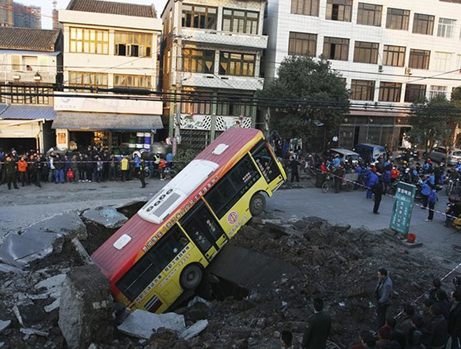 Một chiếc xe buýt không hành khách lao xuống một cái hố sau vụ động đất ở phía đông tỉnh Chiết Giang, Trung Quốc. Trước đó chiếc xe đã bật cao 4m trên không trung. Tai nạn khiến tài xế xe buýt và một cậu bé 6 tuổi trên đường bị thương.