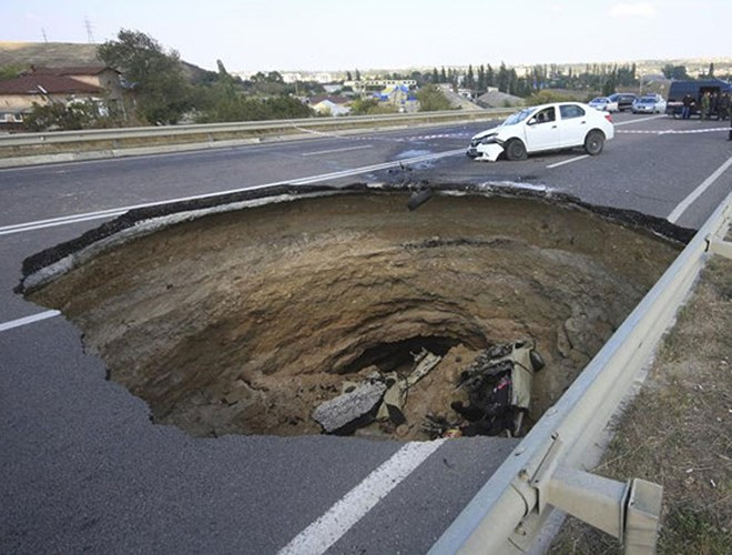 Hố tử thần ở Simferopol, thủ đô Ukraine sau vụ tai nạn cướp đi sinh mạng của 6 người trong một gia đình. Vụ việc đáng tiếc xảy ra khiến chiếc xe của một gia đình rơi xuống hố nằm chính giữa đường. Người lái xe đã cố gắng phanh nhưng không thành