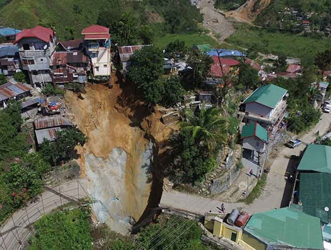Mưa lớn trong cơn bão Koppu khiến một con đường bị sập, 4 ngôi nhà bị phá hủy và hình thành nhiều hố sâu tại thị trấn khai thác mỏ thuộc tỉnh Benguet, phía bắc Manila, Philippines. (Ảnh: AFP)