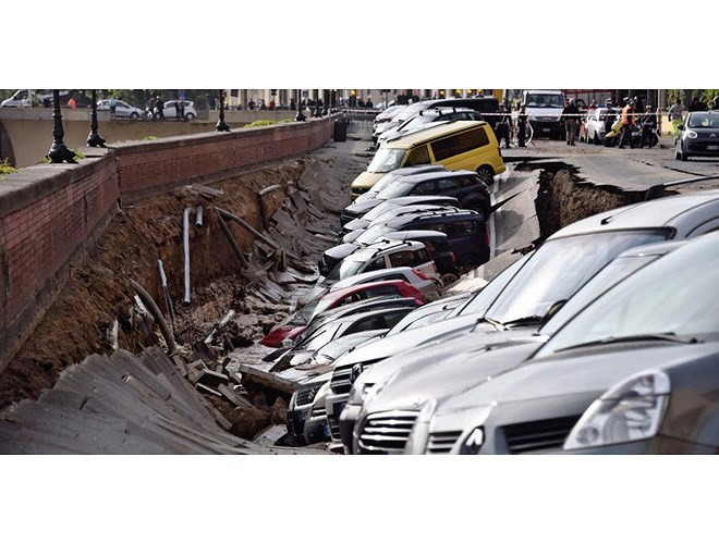 Một đoạn kè sông Arno ở trung tâm Florence, Italy sụt lún, khiến ít nhất 20 chiếc ôtô bị mắc kẹt. (Ảnh: Maurizio Degl’Innocenti)