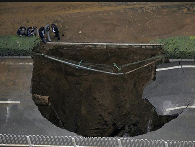 Ống nước ngầm vỡ khiến hố tử thần xuất hiện tại thành phố Tây An, tỉnh Thiểm Tây, Trung Quốc. Theo truyền thông địa phương, hệ thống ống bị hỏng do cũ nát