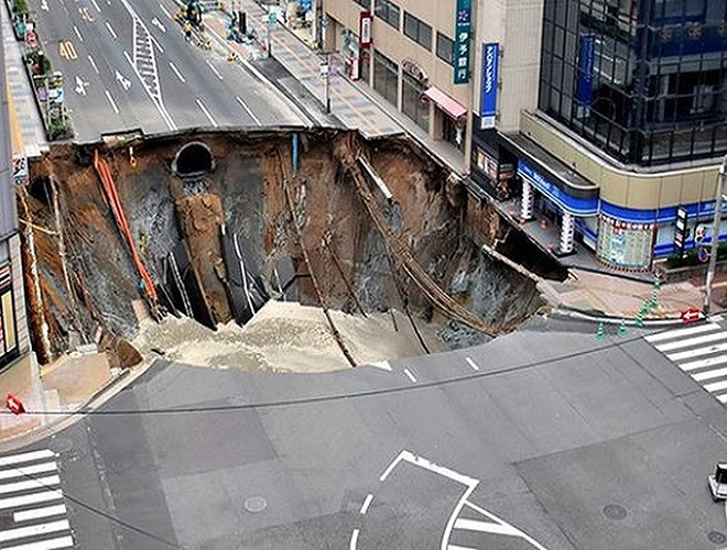 Hố tử thần tại thành phố Fukuoka, Nhật Bản dài khoảng 30 m, rộng 27 m, sâu 15 m xuất hiện gần bến tàu JR Hakata tại thành phố Fukuoka phía tây nam Nhật Bản, theo Popular Mechanics. Miệng hố nuốt chửng một phần mặt đường 5 làn, làm gián đoạn giao thông cũng như nguồn cung cấp điện, nước, gas trong nội thành.