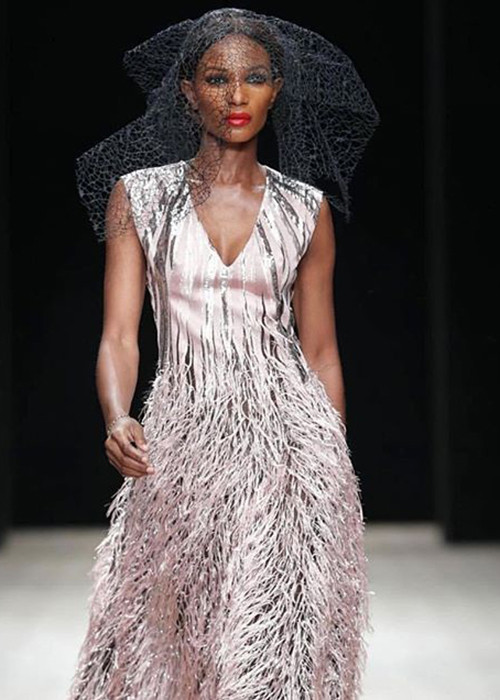 Agbani Darego đoạt vương miện Hoa hậu Thế giới 2001. Năm 2017, người đẹp Nigeria kết hôn với bạn trai lâu năm. Hiện, cặp đôi có một cậu con trai.