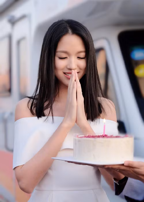 Hiện tại, ở tuổi 35, Trương Tử Lâm vẫn đẹp rực rỡ và có cuộc sống bình yên, hạnh phúc bên chồng và con gái.