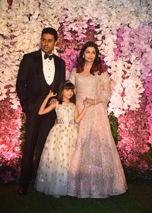 Aishwarya Rai đã kết hôn với tài tử Abhishek Bachchan vào năm 2007. Hiện tại, cặp đôi có một cô con gái chào đời năm 2012.