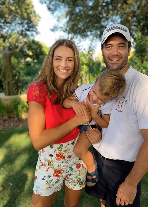 Đến từ Nam Phi và được sinh ra bằng phương pháp thụ tinh ống nghiệm, Rolene Strauss là Hoa hậu Thế giới 2014. Hiện tại, cô có cuộc hôn nhân hạnh phúc bên chồng con.