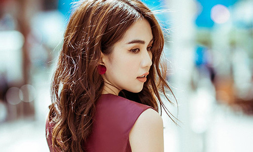 Ngoc Trinh “khoe than” tai Cannes: Lieu co can tai, song bang scandal?